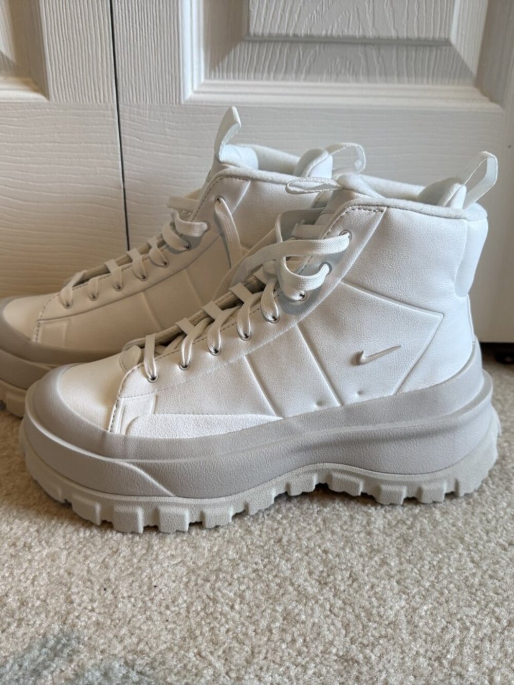 Nike Women's Blazer Roam Mid Summit White Lace Up Logo Shoes Boots New Size 8